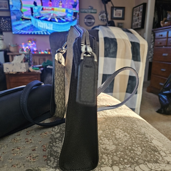 Michael Kors Black and Gray Messenger Bag with Geometric Design - Picture 2 of 3